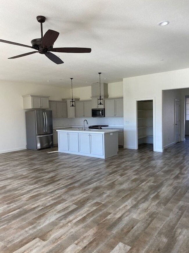 Building Photo - Don't Miss Out On This Beauty!!!