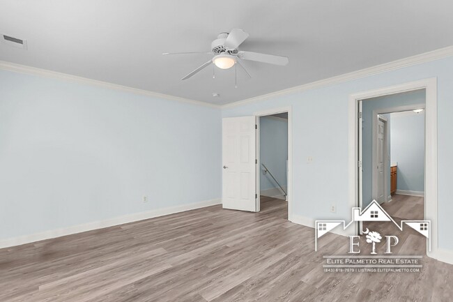 Building Photo - Charming Townhouse Near the Heart of Charleston – Comfort & Convenience in One!