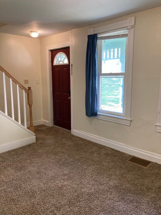 Building Photo - Three Bedroom Single-Family Home Close To ...