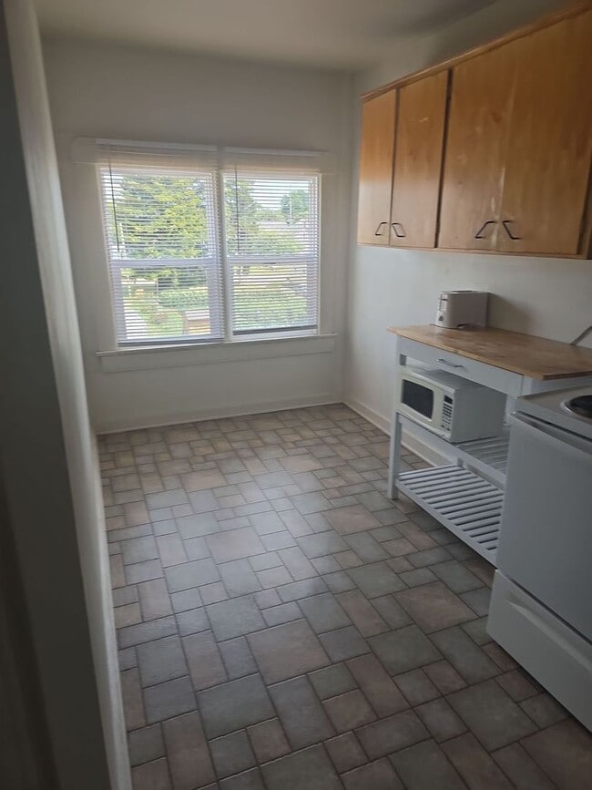Building Photo - 2 bedroom, 1 bathroom Apartment! AUGUST 2025!
