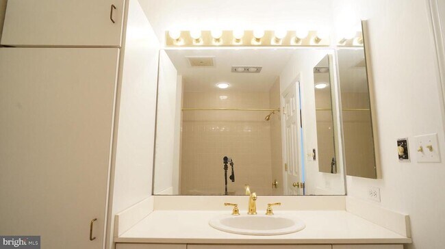 Building Photo - 10 E Lee St