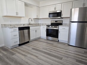 Building Photo - 3BR Townhome – Remodeled Kitchen, Garage, ...