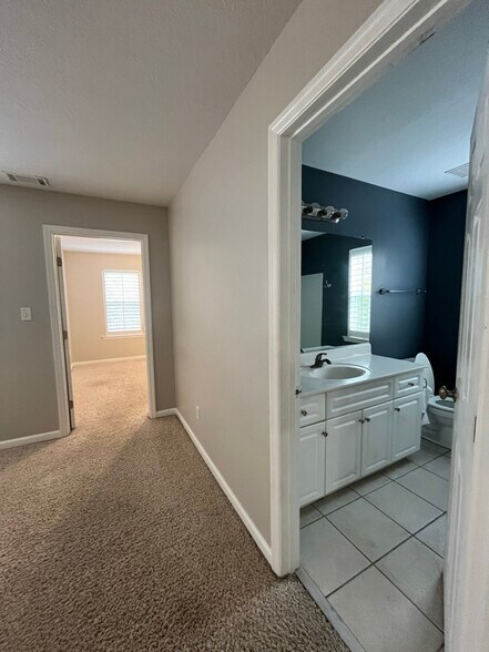 Building Photo - 921 Mitchell Ln
