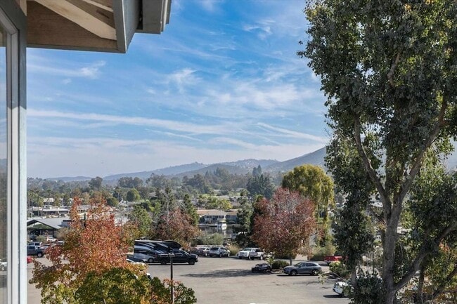 Building Photo - 1560 Circa Del Lago