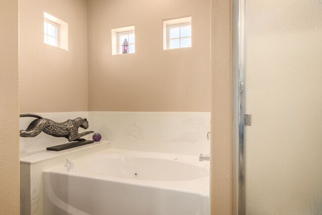 Building Photo - Beautiful 4 Bedroom Home on 1.25 ACRES in QUEEN CREEK!