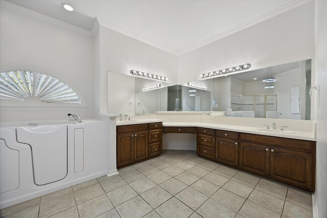 Building Photo - 2045 Chisholm Trail