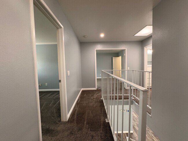 Building Photo - 3 Bed, 2.5 Bath in Ontario!
