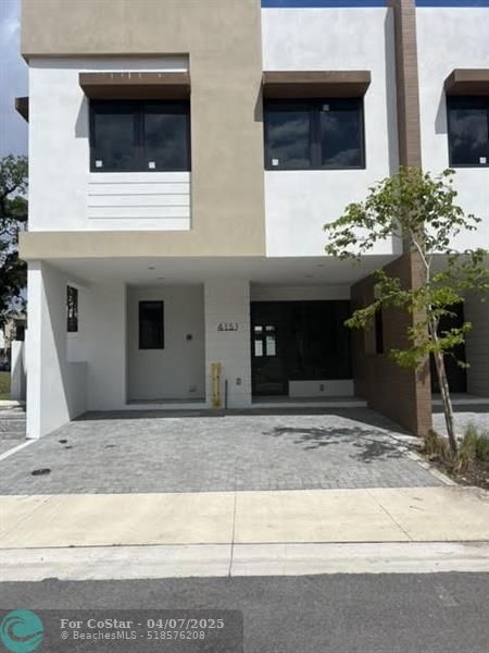 Building Photo - 4151 S oaks Pl
