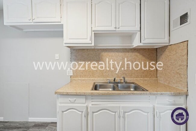 Building Photo - 532 W Capistrano Ave