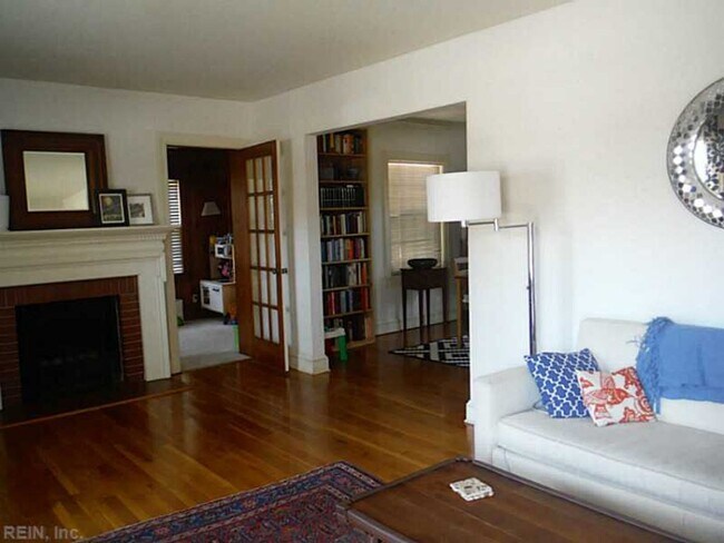 Building Photo - Larchmont