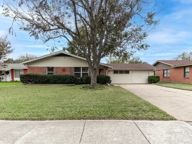 Building Photo - 3438 Princeton Dr