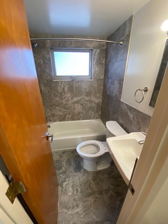 Building Photo - 2 bedroom townhouse