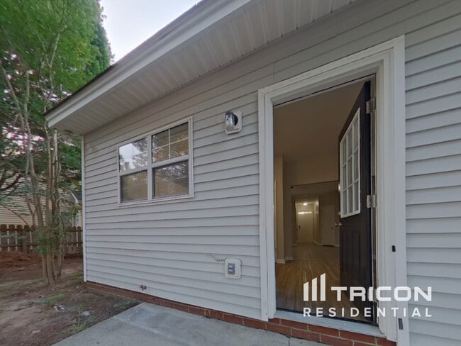 Building Photo - 101 Royal Crest Dr