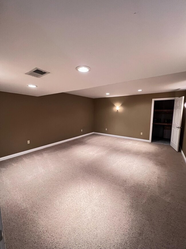 Building Photo - 212 Lakeside Dr
