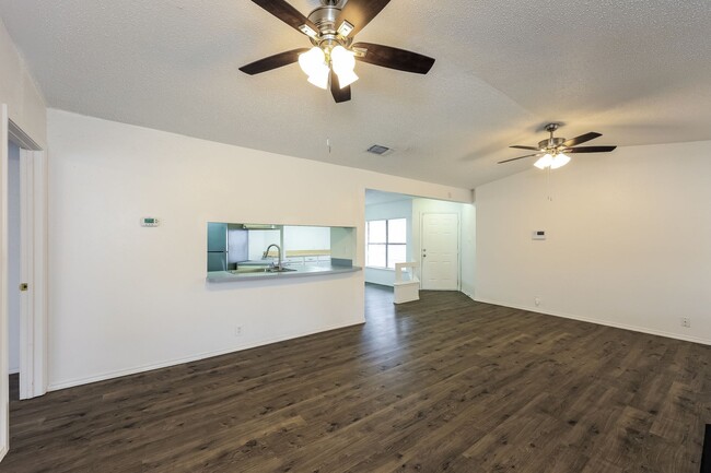 Building Photo - 3 Bed + 2 Bath + 1,434 SF + 2 Car Garage i...