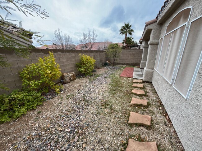 Building Photo - Lovely Gated Townhome Single Story Community.