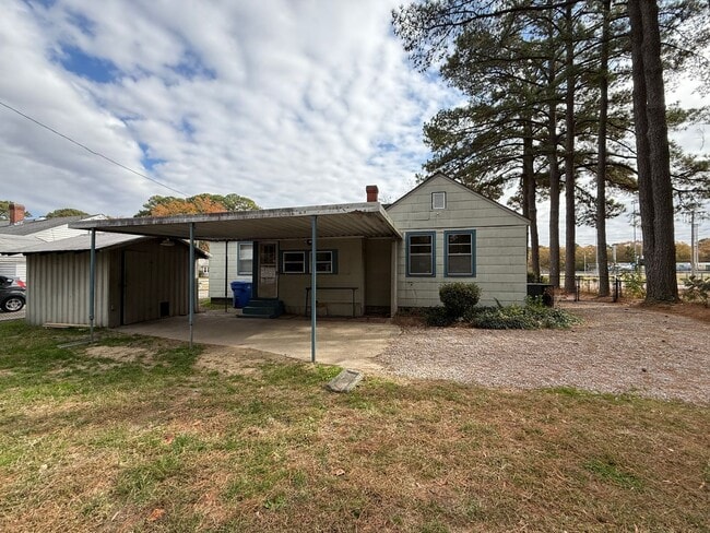 Building Photo - 124 Stadium St SW