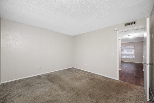 Building Photo - Spacious 1 Bed-1Bath apartment in the hear...