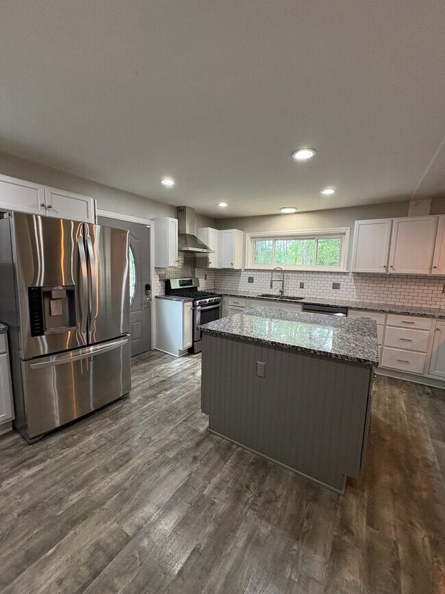 Building Photo - 3 bedroom 3 bath in Spartanburg with Lots of Space !!! Workshop in the garage!!