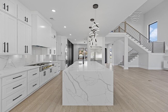 Building Photo - 555 Versailles Dr