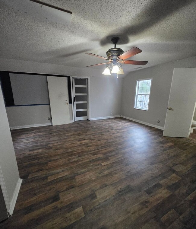 Building Photo - 801 Walnut St