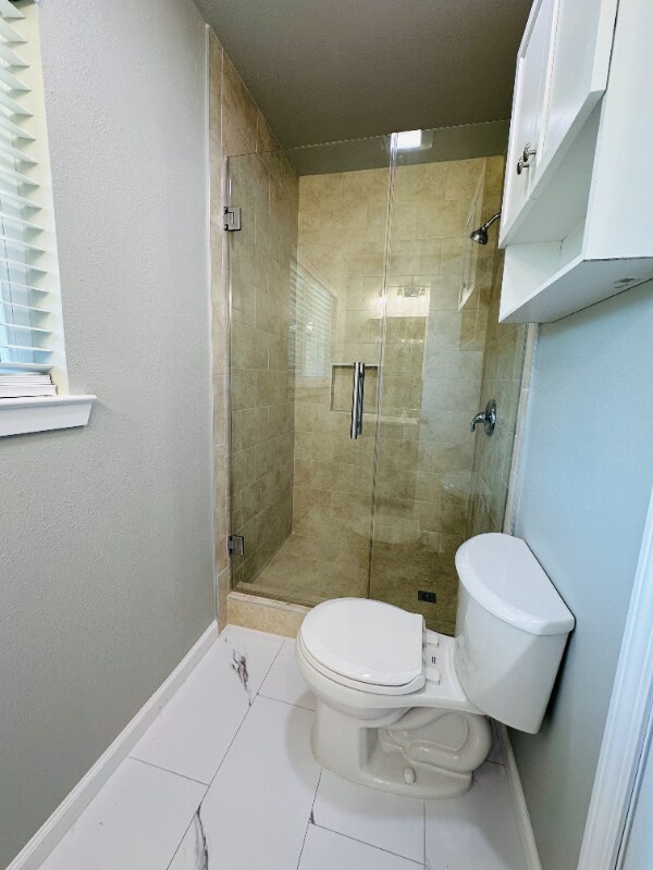 Building Photo - 2504 Avon Dr