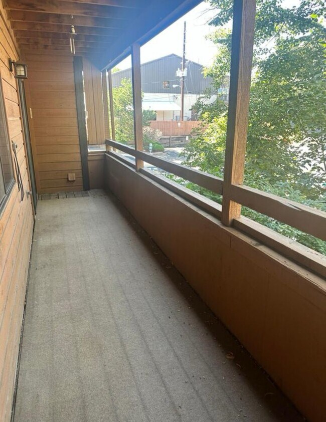 Building Photo - Available now!  Great Condo in Great Locat...