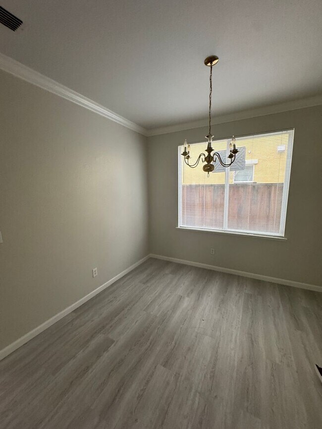 Building Photo - Great 5 bedroom 2.5 bath home in desirable Brentwood neighborhood! Crown molding in living room w...