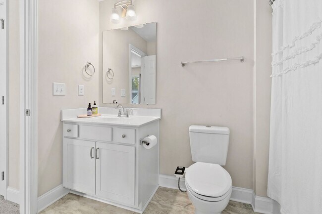 Building Photo - 6508 Satjanon Dr