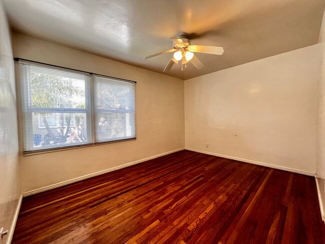 Building Photo - Location Location, dont miss the first sho...