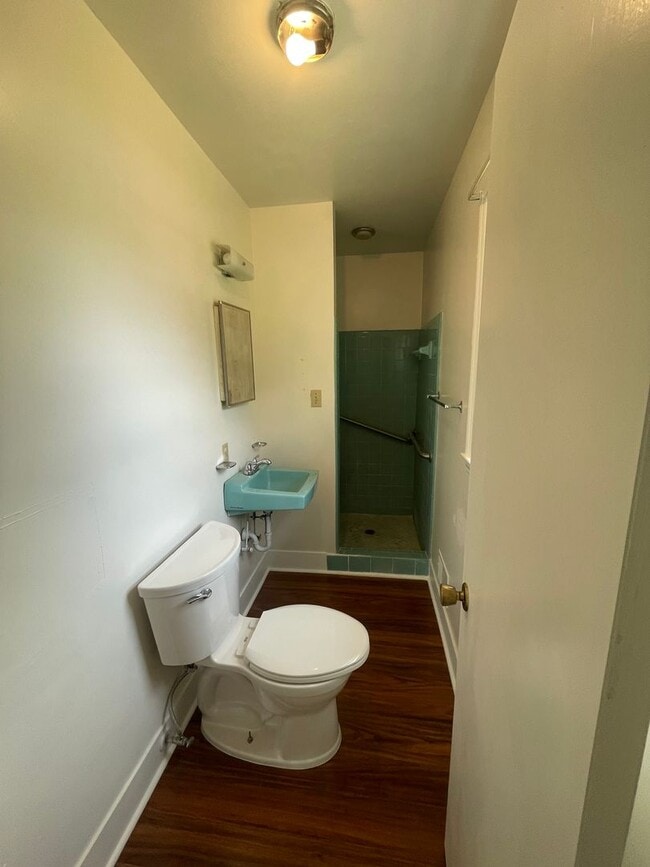 Building Photo - 2 bedroom 3 bath  Mid- Century style home! This home has a wonderful outdoor area great for Enter...