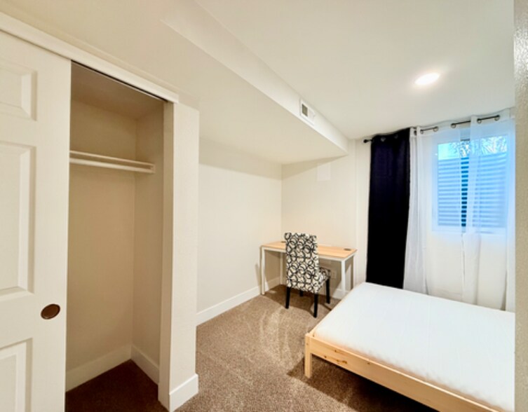 Building Photo - 9989 Dodge Dr