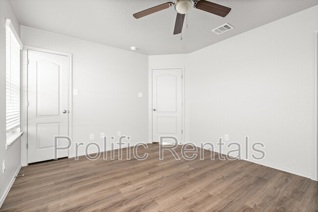 Building Photo - 107 Lost Trl