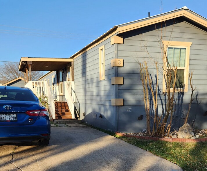 Building Photo - 3 Chisholm Tr