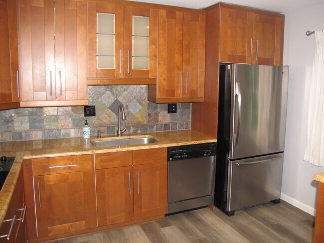 Building Photo - Beautifully updated brick end-unit townhou...