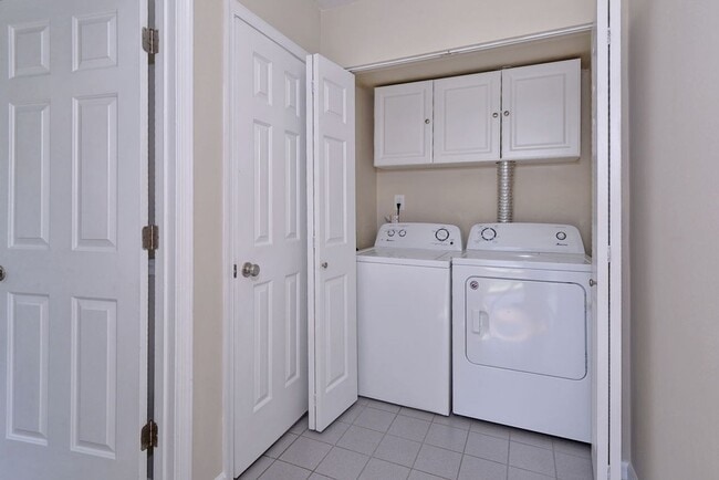 Building Photo - Spacious Duplex in Coventry