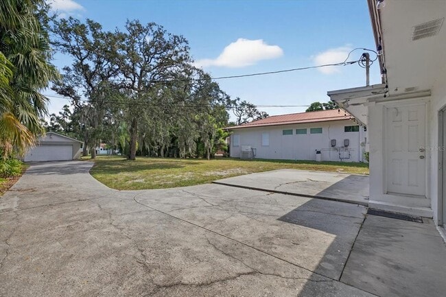 Building Photo - 215 Edgewater Dr