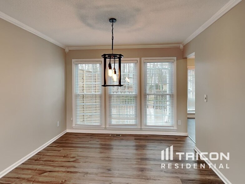 Building Photo - 703 Players Ct