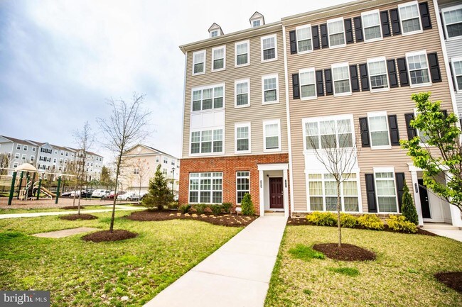 Building Photo - 3005 Chesapeake Dr