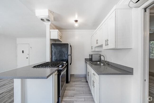 Unit 107 1BR, 1BA - 700SF - Kitchen - 802 N West Knoll Dr