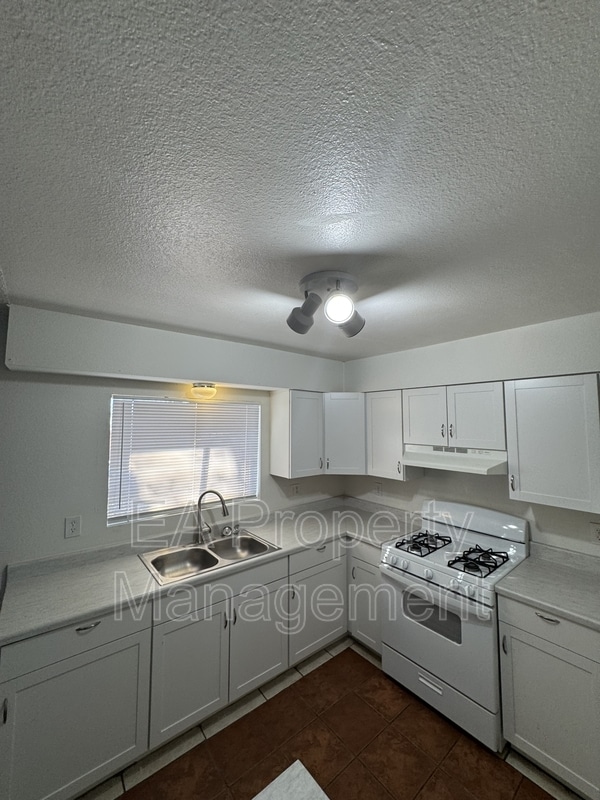 Building Photo - 1212 Chelwood Park Blvd NE