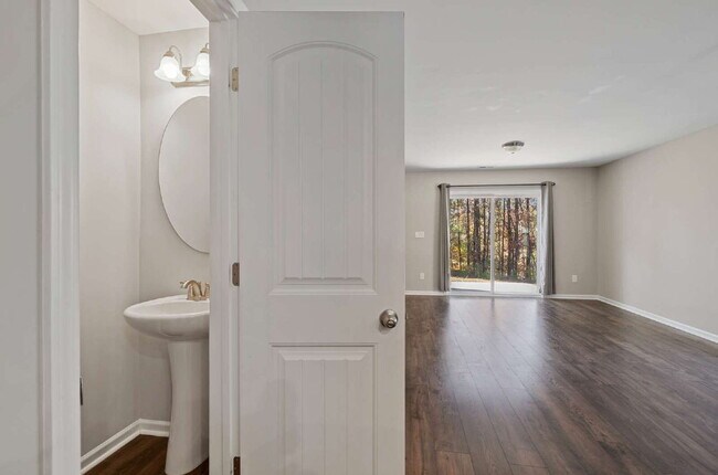 Building Photo - 2-Bed End Unit Townhome in Clayton