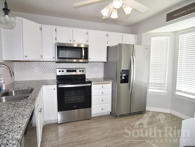 Building Photo - 916 Greenridge Ave