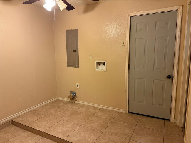 Building Photo - 902 Denton Dr