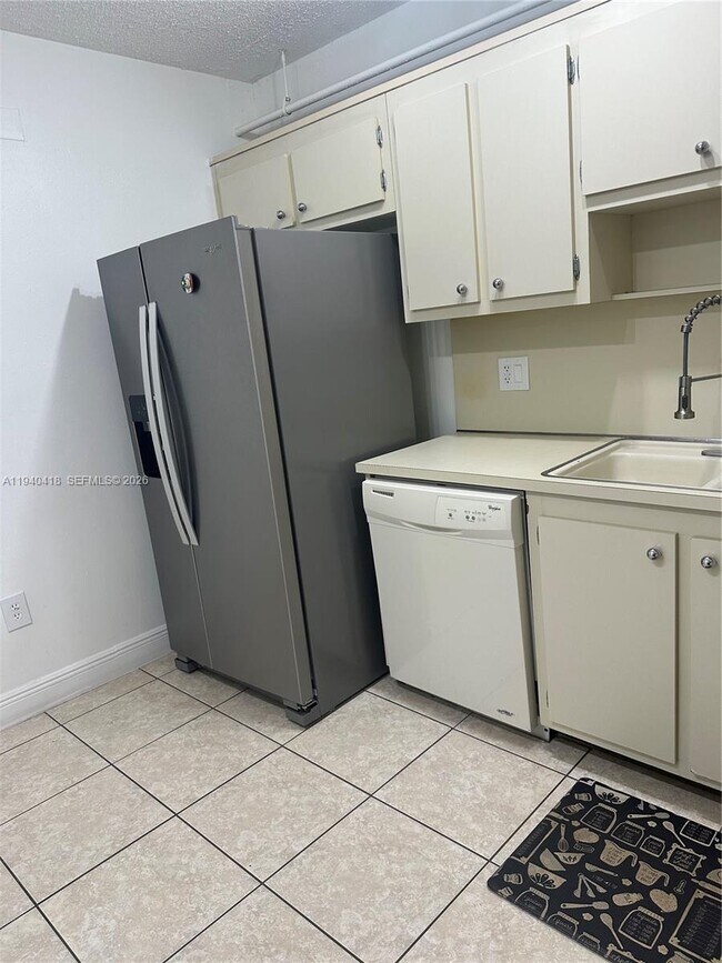 Building Photo - 919 Hillcrest Dr