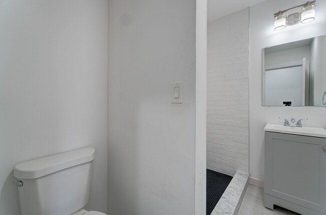 Building Photo - 522 Elm St