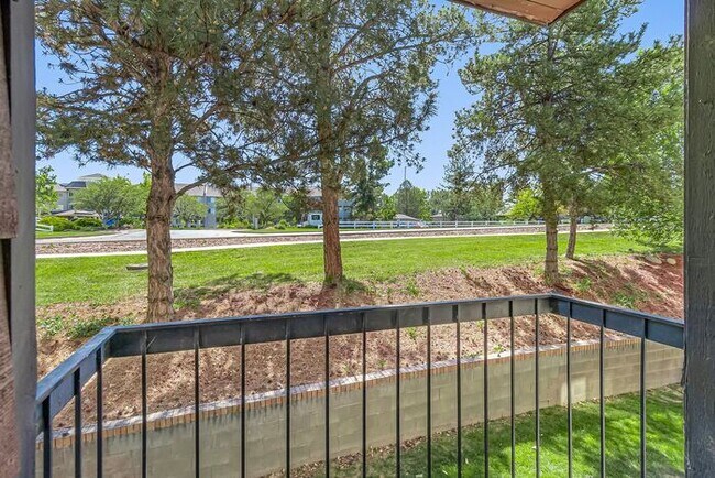 Building Photo - Easy Living Starts Here | 2 Bedroom Lakeside Condo