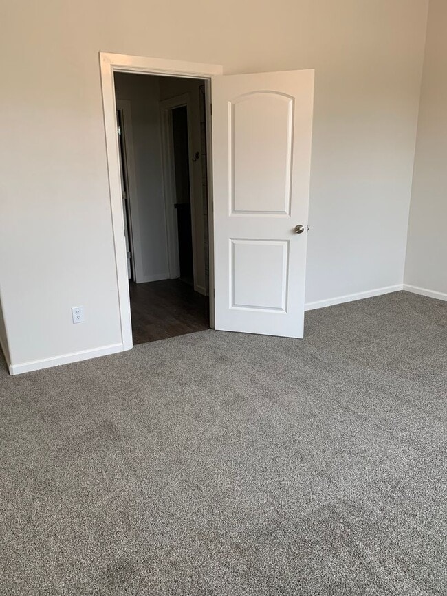 Building Photo - 3 bedroom, 2.5 bathroom, 2 car garage Gated Neighborhood