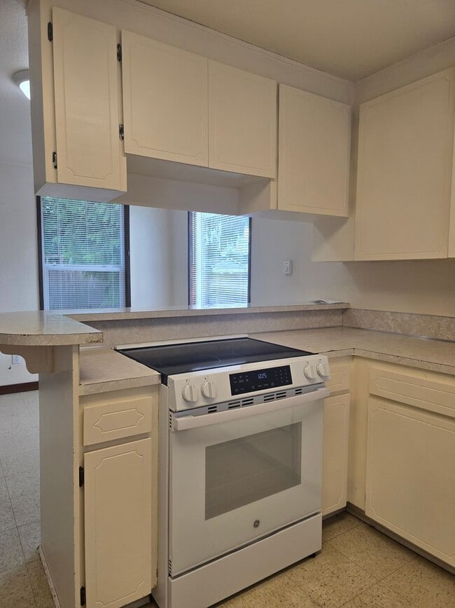 Building Photo - 6117 Community Pl SW
