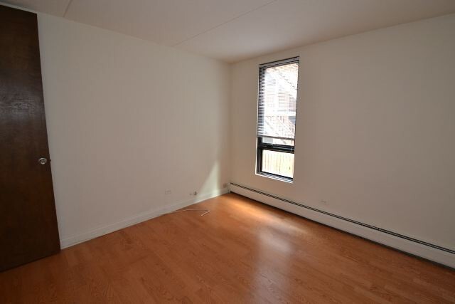 Building Photo - 622 W Wellington Ave